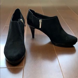Bandolino Black Faux Suede Booties, Size 7.5